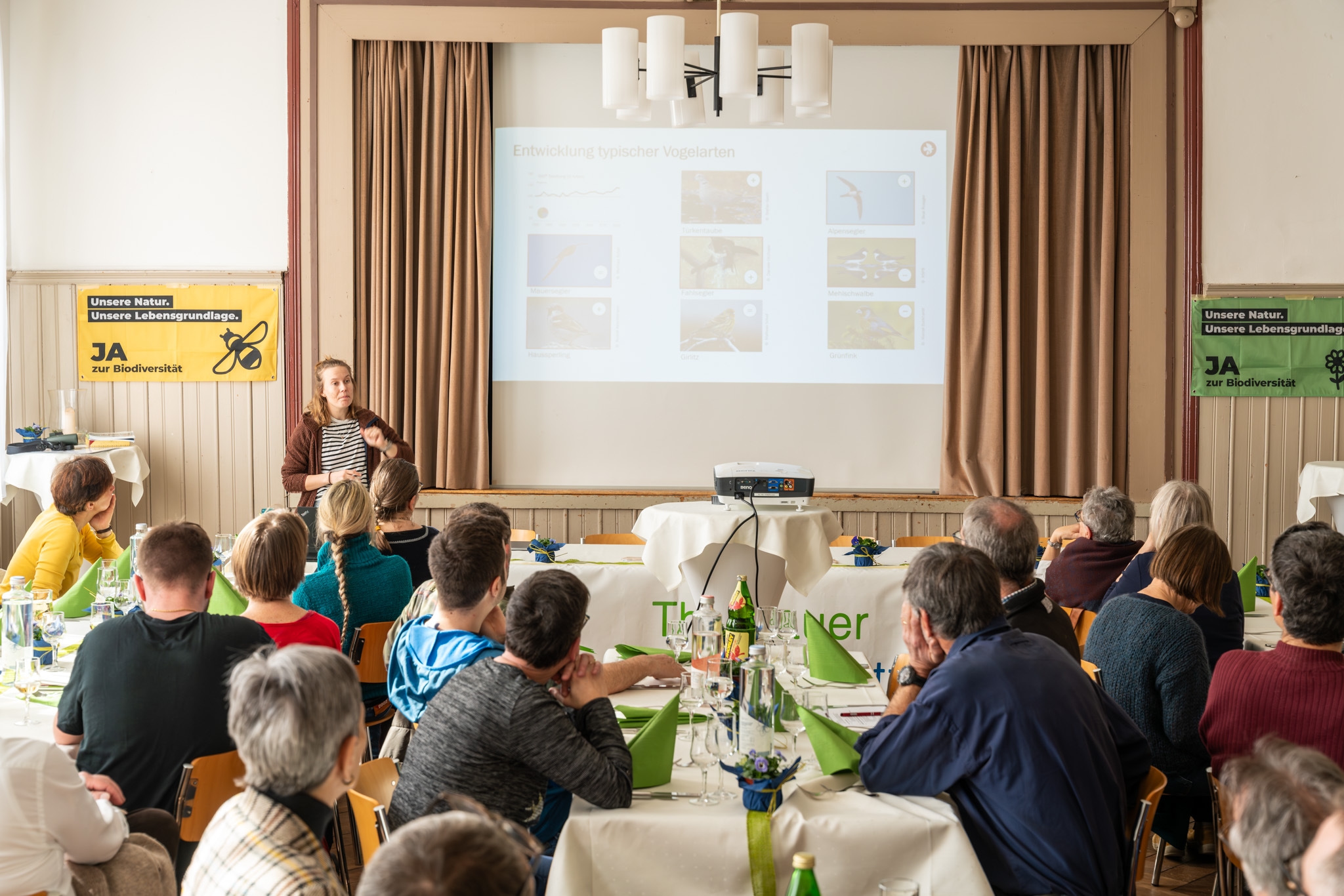 Merline Roth stellt das Gebäudebrüter-Inventar der Vogelwarte vor (Foto: Andreas Bohren)