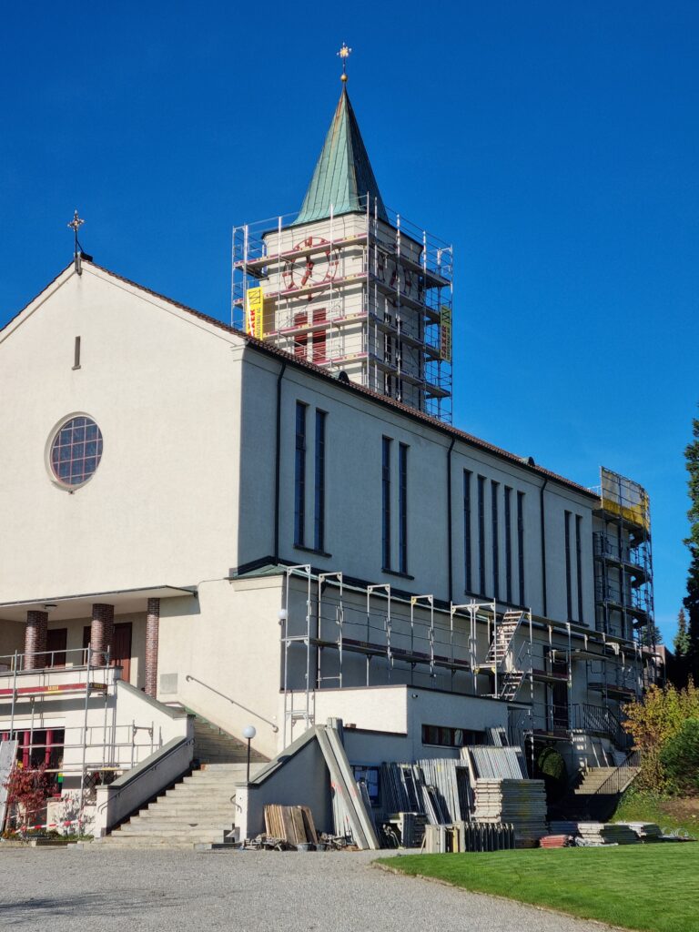Kath. Kirche beim Eingerüsten im Oktober 2024