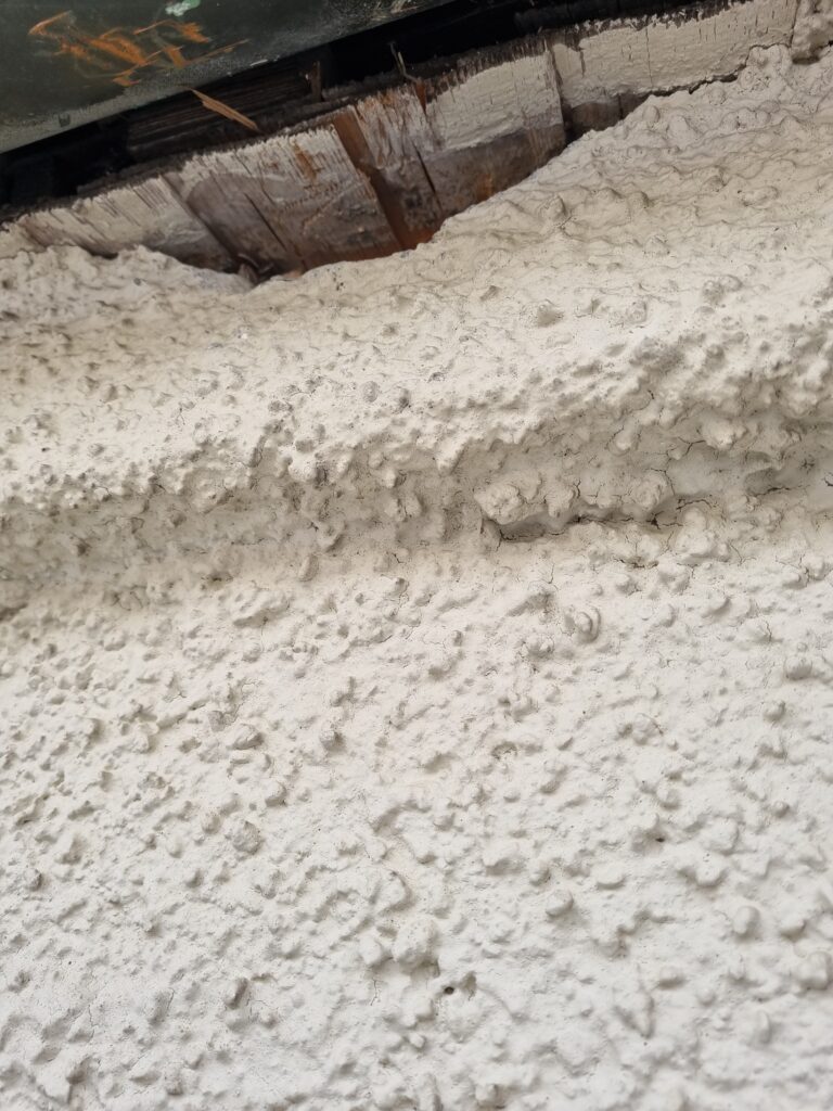 Eiflugloch von aussen